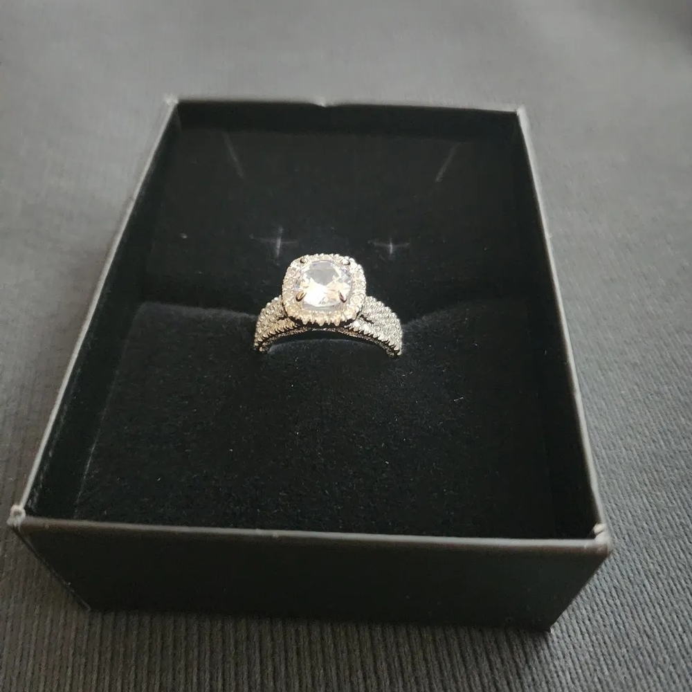 Elegant Silver Ring with Clear Gemstone